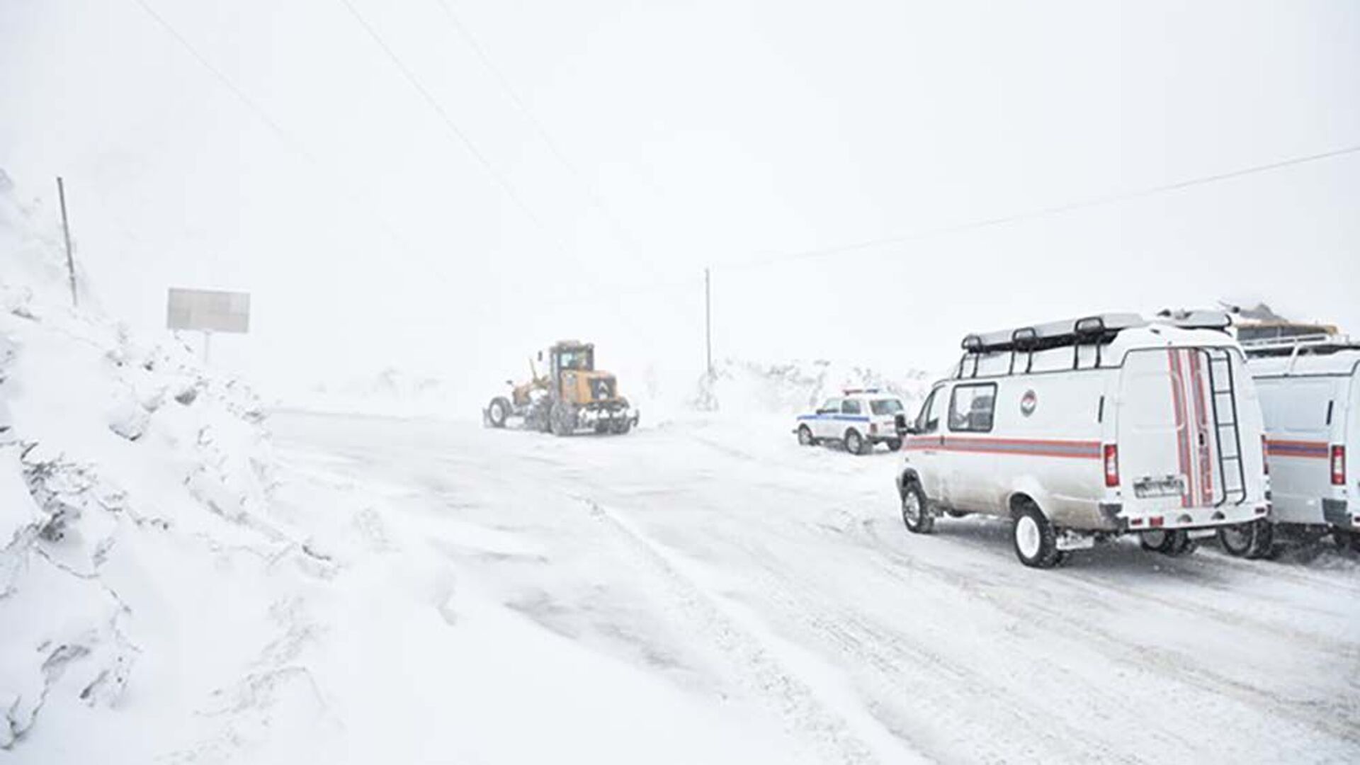 Занесенные снегом дороги в Таджикистане - Sputnik Таджикистан, 1920, 07.01.2022