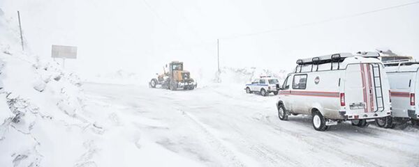 Занесенные снегом дороги в Таджикистане Занесенные снегом дороги в Таджикистане - Sputnik Таджикистан