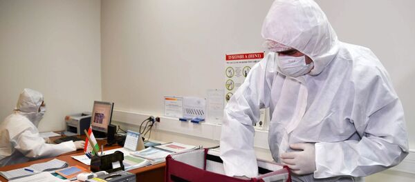 Табибон дар фурудгоҳи душанбе бо ниқобҳои ҳимоятӣ - Sputnik Тоҷикистон