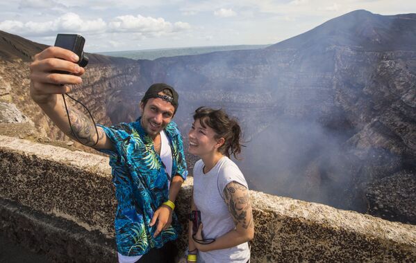 Туристы делают селфи у кратера вулкана Масайя в Никарагуа - Sputnik Тоҷикистон