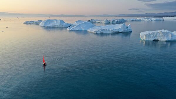 Яхта Петр Первый проплывает мимо айсбергов в акватории острова Гренландия - Sputnik Таджикистан