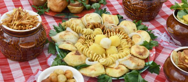 Блюда из картофеля на празднике молодой картошки Блюда из картофеля на празднике молодой картошки - Sputnik Тоҷикистон