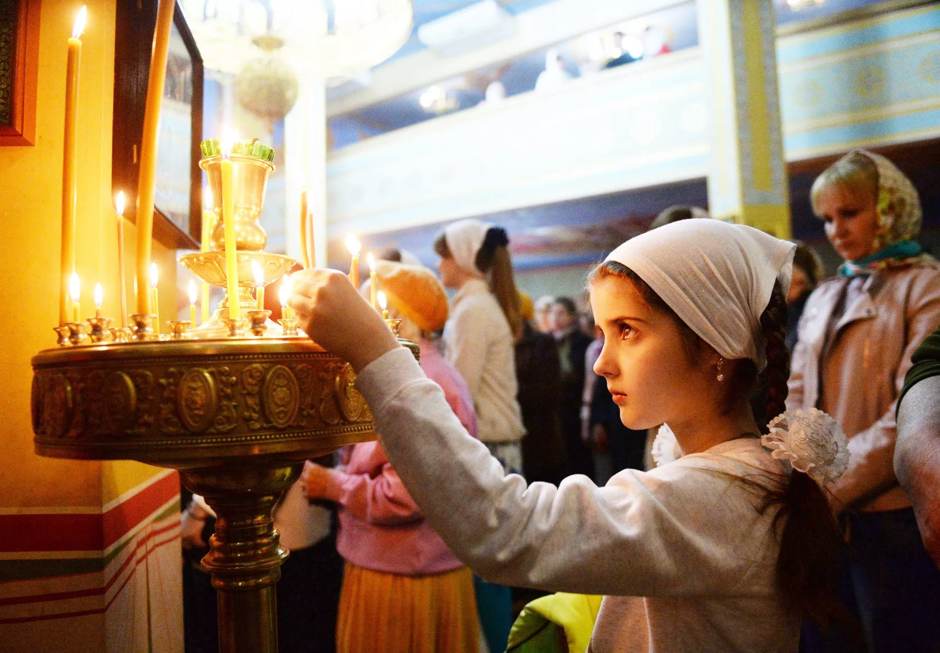 Девочка ставит свечку в православном храме, архивное фото - Sputnik Таджикистан, 1920, 08.02.2022
