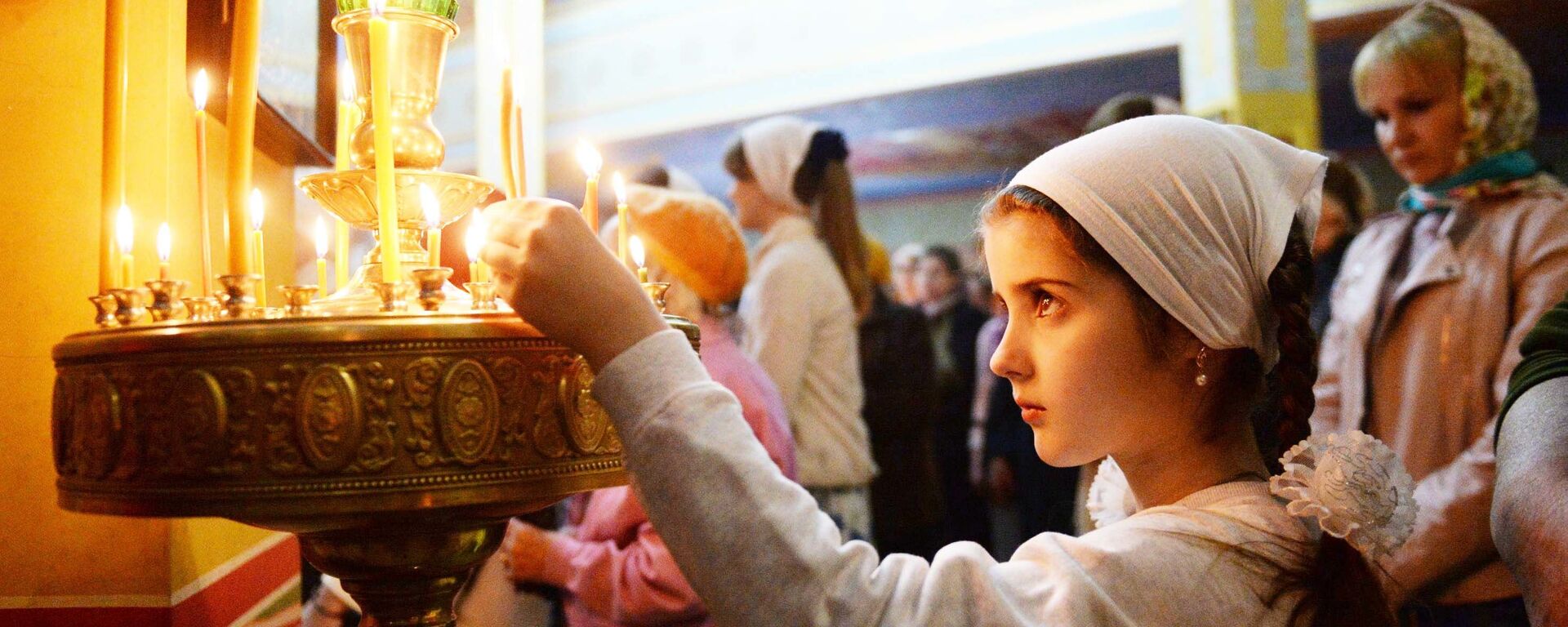 Девочка ставит свечку в православном храме, архивное фото - Sputnik Таджикистан, 1920, 20.02.2021