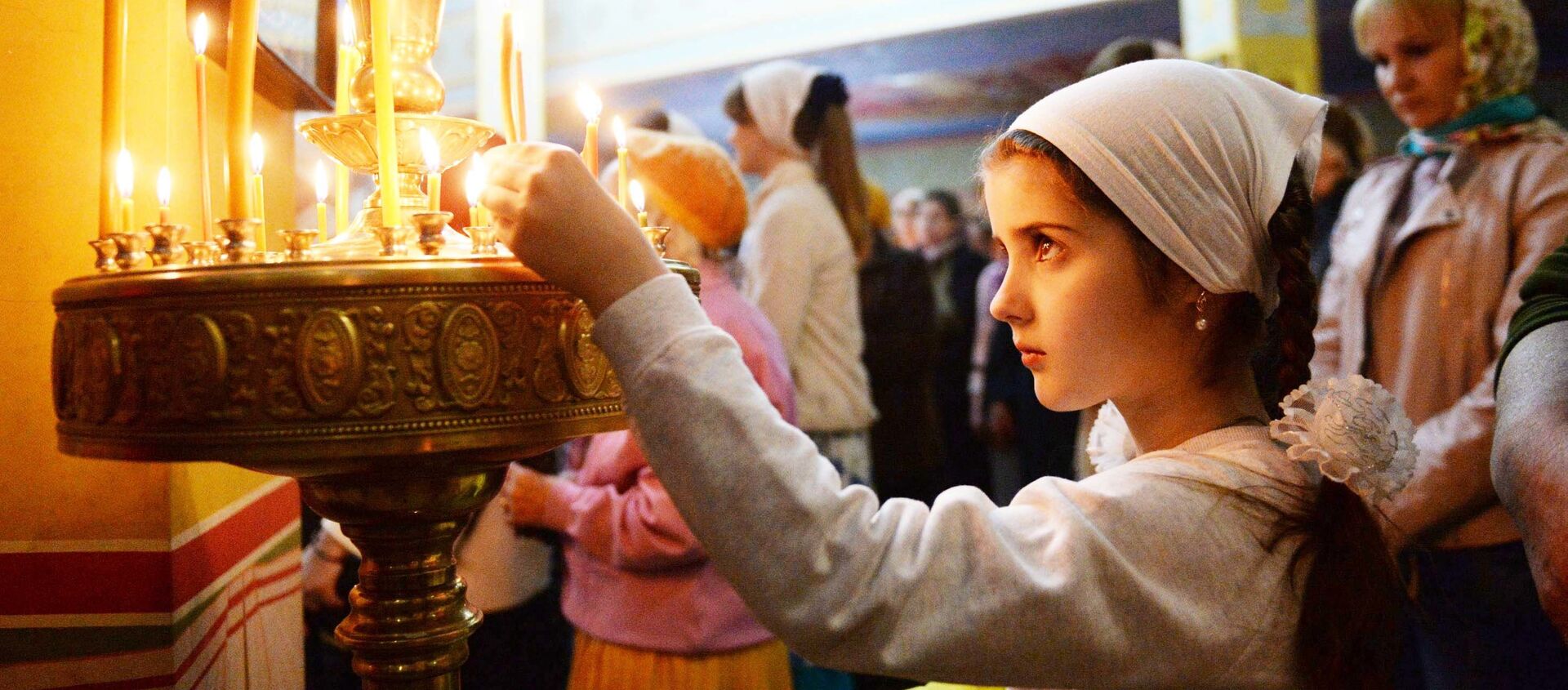 Девочка ставит свечку в православном храме, архивное фото - Sputnik Таджикистан, 1920, 20.02.2021