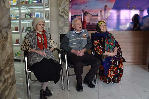 В Россотрудничестве наградили ветеранов ВОВ  - Sputnik Таджикистан