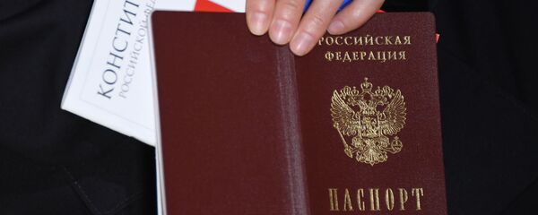 Церемония вручения российского паспорта - Sputnik Тоҷикистон