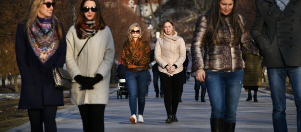 Отдыхающие в музее-заповеднике Царицыно в Москве Отдыхающие в музее-заповеднике Царицыно в Москве - Sputnik Таджикистан