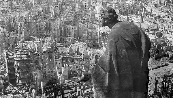 Дрезден, 1945 год, вид с ратуши на разрушенный город - Sputnik Таджикистан