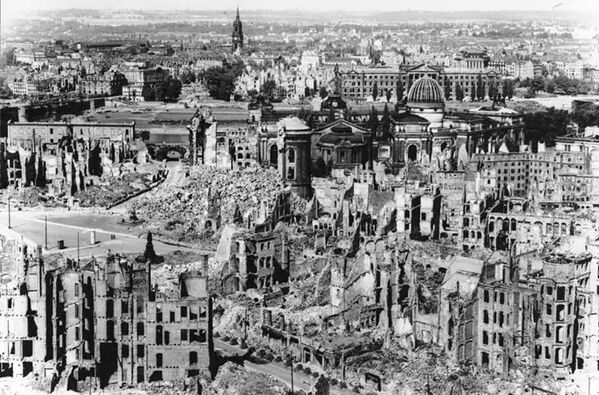 Большая часть Дрездена была разрушена.Согласно официальным данным, при бомбардировке Дрездена погибли свыше 25 тысяч человек. Нацисты утверждали, что в Дрездене погибло 200 тысяч мирных граждан - Sputnik Таджикистан