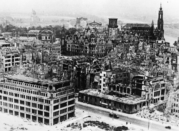 Историки и исследователи Второй мировой войны до сих пор горячо спорят о том, была ли бомбардировка Дрездена оправданной - Sputnik Таджикистан