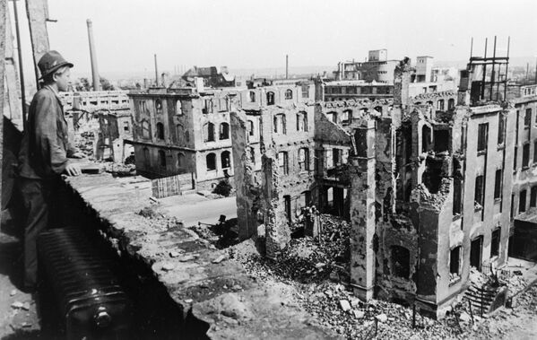 Развалины Дрездена после бомбардировки в 1945 году - Sputnik Таджикистан