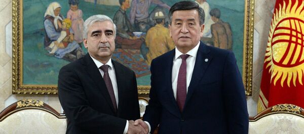Чрезвычайный и Полномочный Посол Республики Таджикистан Назирмад Ализода вручил свои верительные грамоты Президенту  Кыргызской Республики Сооронбаю Жээнбекову - Sputnik Тоҷикистон