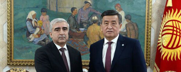 Посол Таджикистана в Кыргызстане Назирмад Ализода и президент Кыргызстана Сооронбай Жээнбеков Посол Таджикистана в Кыргызстане Назирмад Ализода и президент Кыргызстана Сооронбай Жээнбеков - Sputnik Таджикистан