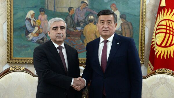 Посол Таджикистана в Кыргызстане Назирмад Ализода и президент Кыргызстана Сооронбай Жээнбеков - Sputnik Таджикистан