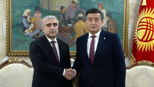 Посол Таджикистана в Кыргызстане Назирмад Ализода и президент Кыргызстана Сооронбай Жээнбеков - Sputnik Таджикистан