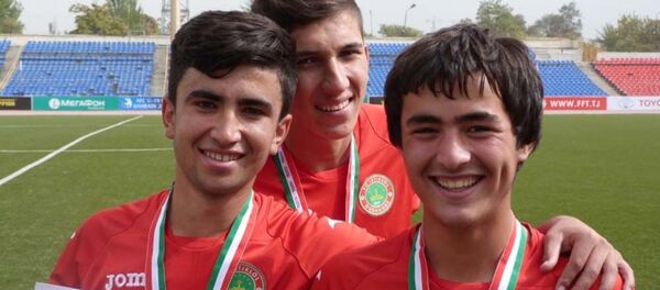 Шахром Самиев (в центре) - Sputnik Тоҷикистон