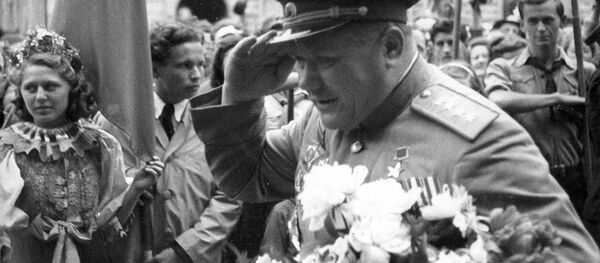 Генерал Андрей Еременко в освобожденном чешском городе Оломоуц, 1945 год Генерал Андрей Еременко в освобожденном чешском городе Оломоуц, 1945 год - Sputnik Таджикистан