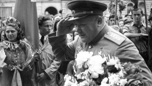 Генерал Андрей Еременко в освобожденном чешском городе Оломоуц, 1945 год - Sputnik Таджикистан