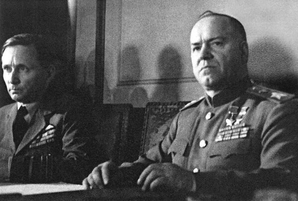 Маршал Советского Союза Г.К Жуков (справа) на церемонии подписания Акта о безоговорочной капитуляции фашистской Германии. Город Карлсхорст, 9 мая 1945 года - Sputnik Таджикистан