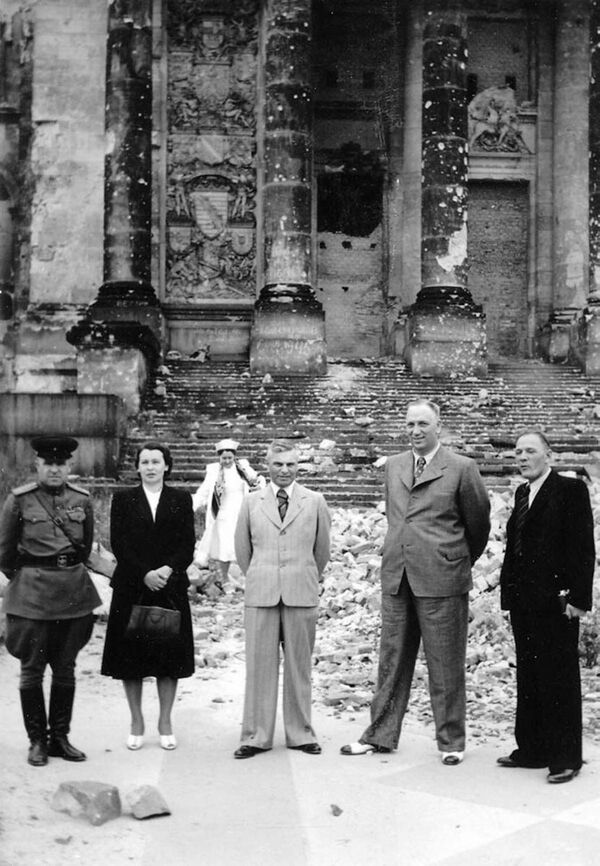 Главный маршал артиллерии Н.Н. Воронов (второй справа) и генерал-полковник артиллерии В.И. Казаков (в центре) с инспекцией в Германии на фоне разрушенного Рейхстага. Город Берлин, 1945 год - Sputnik Таджикистан
