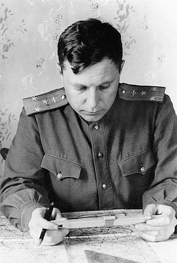 Командир авиадивизии полковник А.И. Покрышкин готовится к боевому вылету. 1945 год - Sputnik Таджикистан