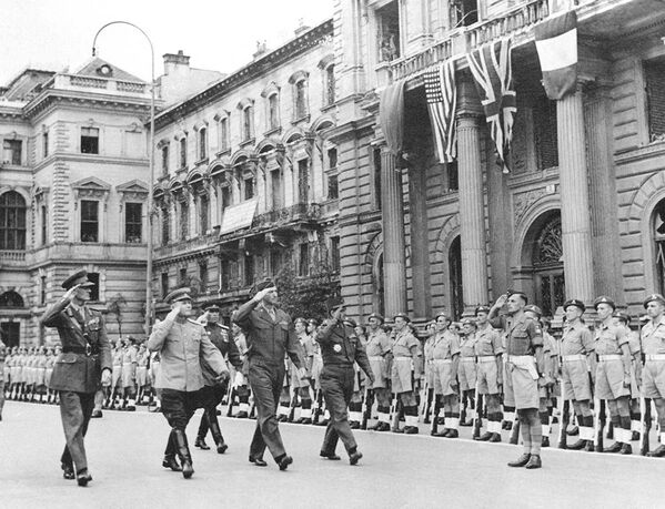 Маршал Советского Союза И.С. Конев (второй слева) на параде союзных войск в Вене. Австрия, 1945 года - Sputnik Таджикистан