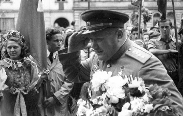 Генерал армии А. И. Еременко в освобожденном чешском городе Оломоуц с цветами от благодарных горожан. Чехословакия, 7 мая 1945 года - Sputnik Таджикистан