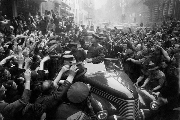 Командующий войсками 1-го Украинского фронта, маршал Советского Союза И.С. Конев в освобожденной Праге. Чехословакия, май 1945 года - Sputnik Таджикистан