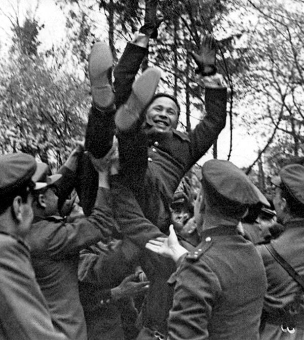 Бойцы качают командарма А. П. Белобородова после награждения его 2 Золотой звездой Героя Советского Союза. Германия, г. Кенигсберг, апрель 1945 года  - Sputnik Таджикистан