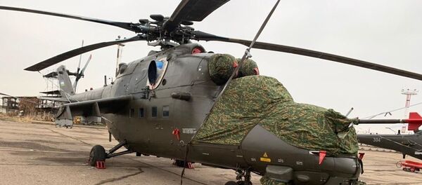 Новые вертолеты Ми-35М ВВС Узбекистана, стоящие на стоянке в международном аэропорту имени Ислама Каримова - Sputnik Таджикистан