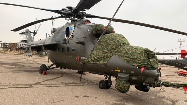 Новые вертолеты Ми-35М ВВС Узбекистана, стоящие на стоянке в международном аэропорту имени Ислама Каримова - Sputnik Таджикистан