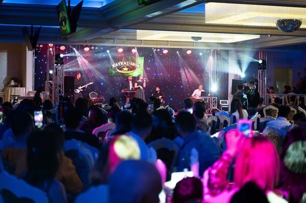 Қисме аз торти Мадина Ақназароваро дар Маскав 1000 сомонӣ нарх карданд - аксҳо - Sputnik Тоҷикистон