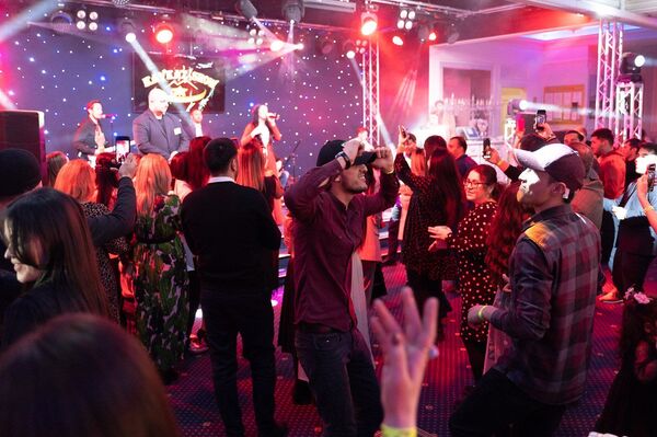 Қисме аз торти Мадина Ақназароваро дар Маскав 1000 сомонӣ нарх карданд - аксҳо - Sputnik Тоҷикистон