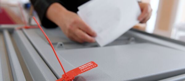 Избиратель на избирательном участке, архивное фото Избиратель на избирательном участке, архивное фото - Sputnik Таджикистан