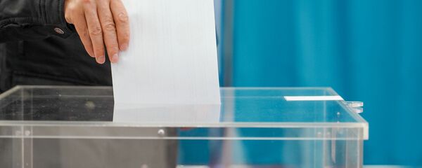 Мужчина опускает бюллетень в урну, архивное фото - Sputnik Тоҷикистон