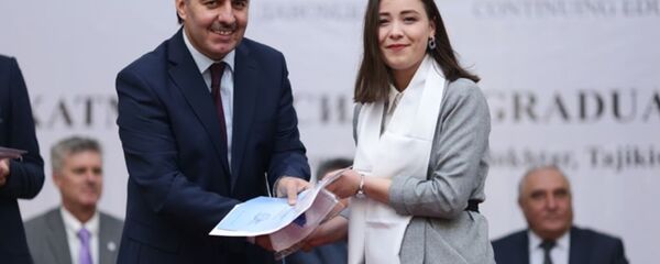 Диловар Бутабеков, директори Мактаби маълумоти касбӣ ва давомдор ва Ашам Миралиева, хатмкунандаи барномаи забони англисии ММКД - Sputnik Тоҷикистон