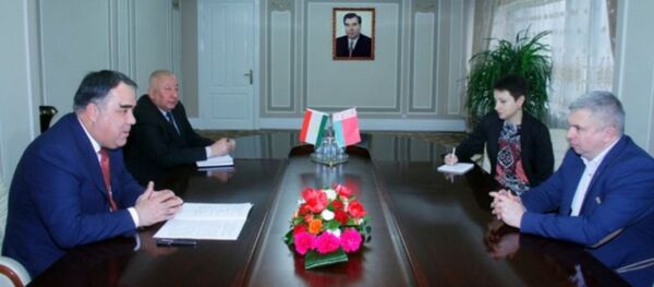 Мулоқоти Раҷаббой Аҳмадзода директори Институти боғпарварӣ Александр Таранов Мулоқоти Раҷаббой Аҳмадзода директори Институти боғпарварӣ Александр Таранов - Sputnik Тоҷикистон