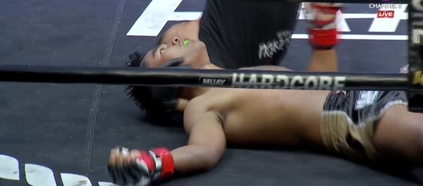 Рефери упал вместе с нокаутированным бойцом — уберег от удара об пол Рефери упал вместе с нокаутированным бойцом — уберег от удара об пол - Sputnik Тоҷикистон