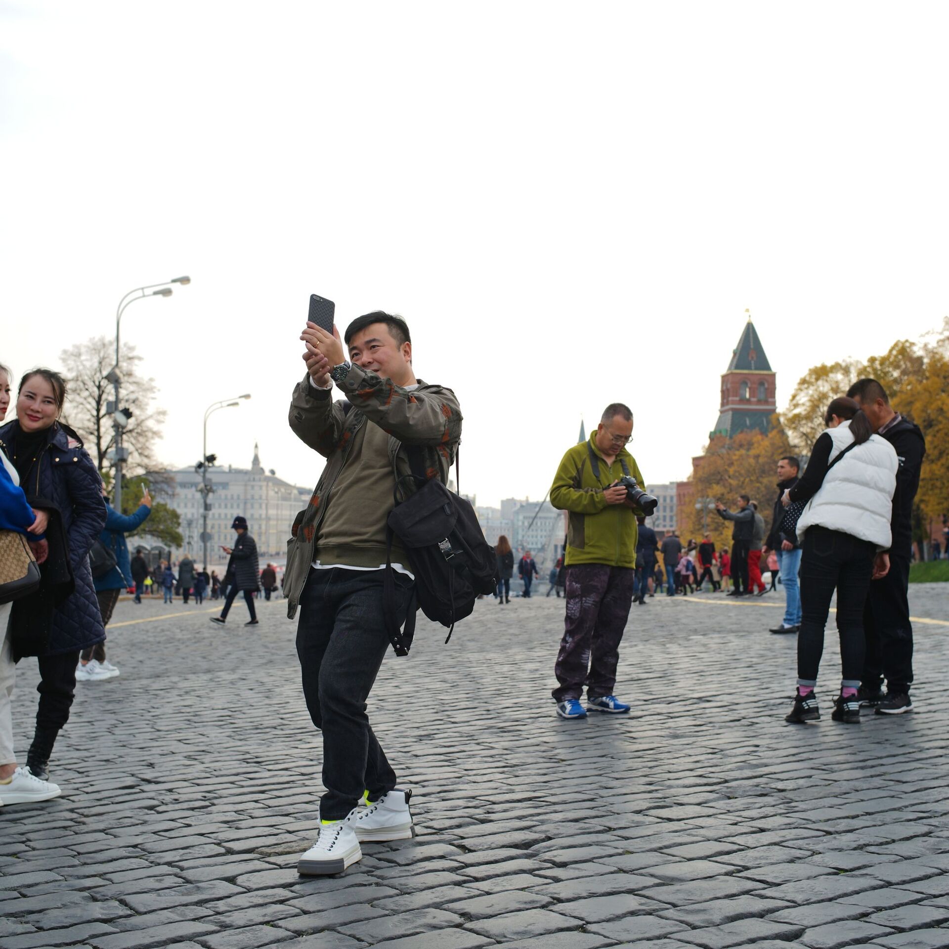 В москве проживает человек. Туристы на красной площади. Иностранцы на красной площади. Туризм в Москве. Иностранные туристы в Москве.