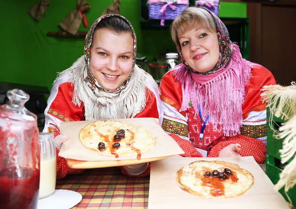 Блины с вареньем из сосновых шишек Блины с вареньем из сосновых шишек - Sputnik Таджикистан