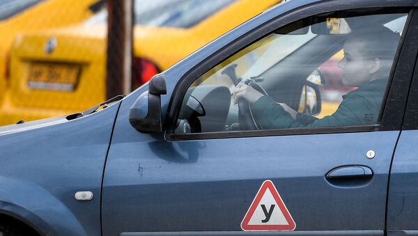 Начинающий водитель во время практических занятий в автошколе - Sputnik Тоҷикистон
