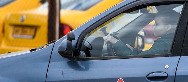 Начинающий водитель во время практических занятий в автошколе - Sputnik Тоҷикистон