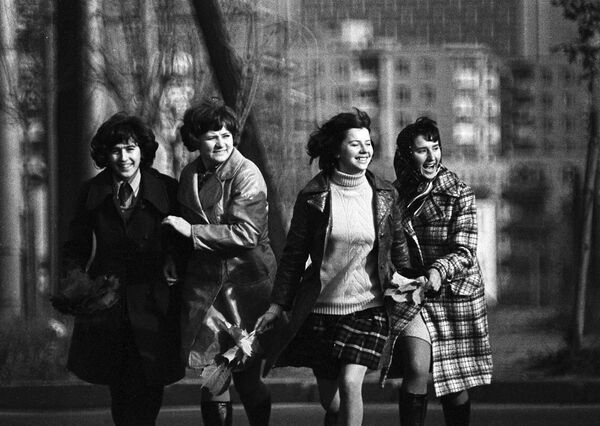 Девушки в апреле на улице Минска, Белорусская ССР, 1974 год - Sputnik Таджикистан