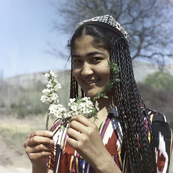 Девушка с цветущей веткой весной, Узбекская ССР, 1967 год - Sputnik Таджикистан