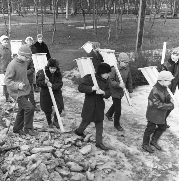 Ленинградские школьники со скворечниками, сделанными своими руками, во время празднования Дня птиц, 1972 год - Sputnik Таджикистан