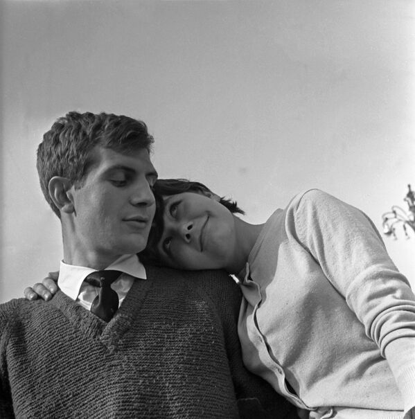 Влюбленная пара весной, 1966 год - Sputnik Таджикистан