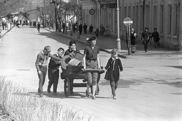 Школьники собирают металлолом, Москва, 1969 год - Sputnik Таджикистан