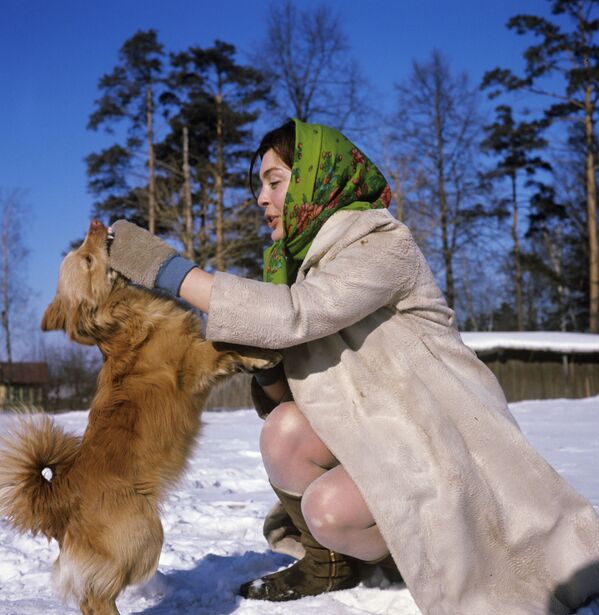 Девушка играет с собакой весной в Переделкино, Подмосковье, 1969 год - Sputnik Таджикистан