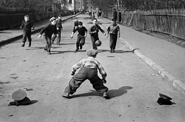 Дети играют в футбол на улице весной в Москве, 1959 год - Sputnik Таджикистан